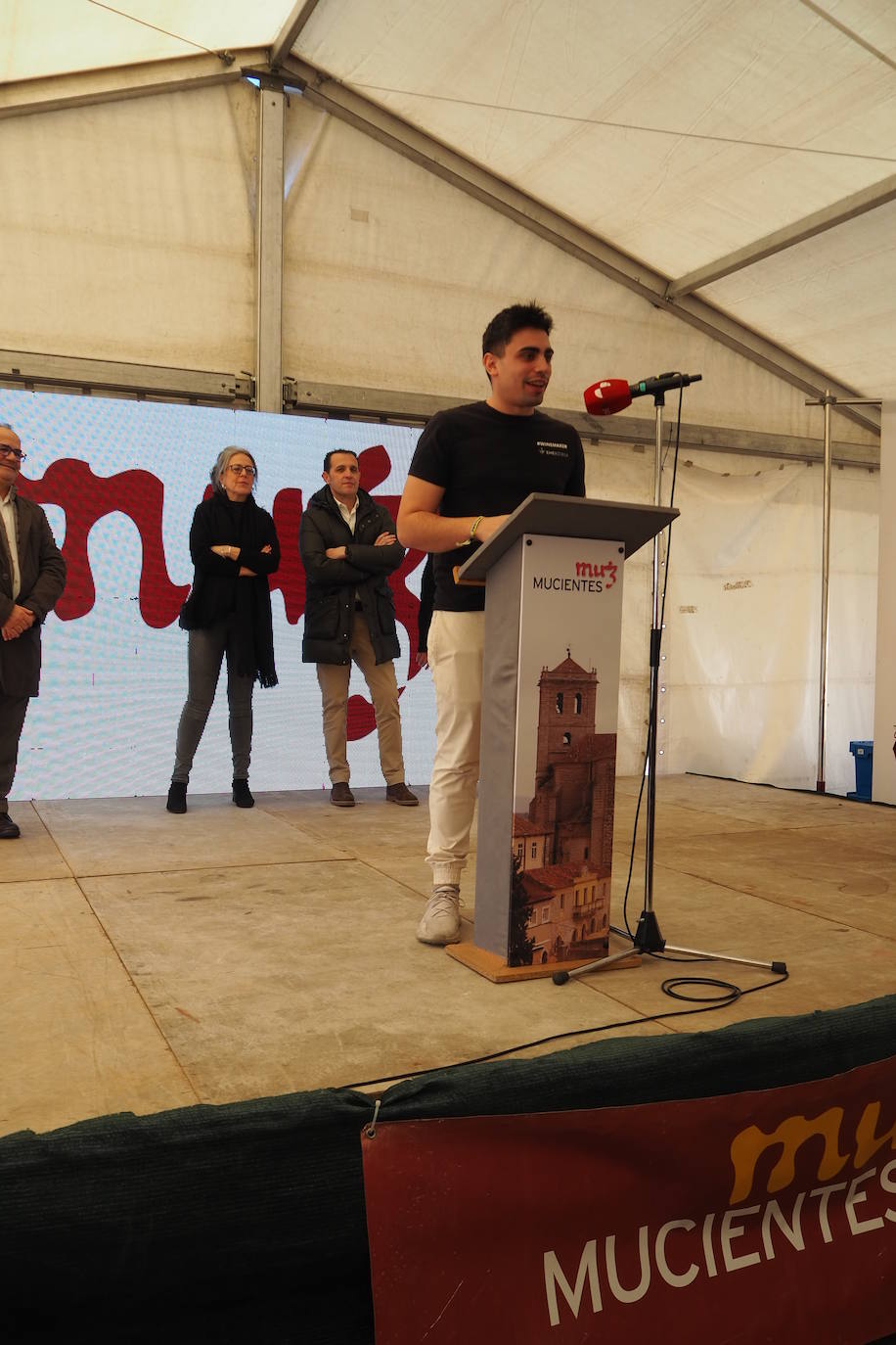 Subasta de la taza de plata, emblema de Mucientes, durante la Fiesta del Primer Vino 