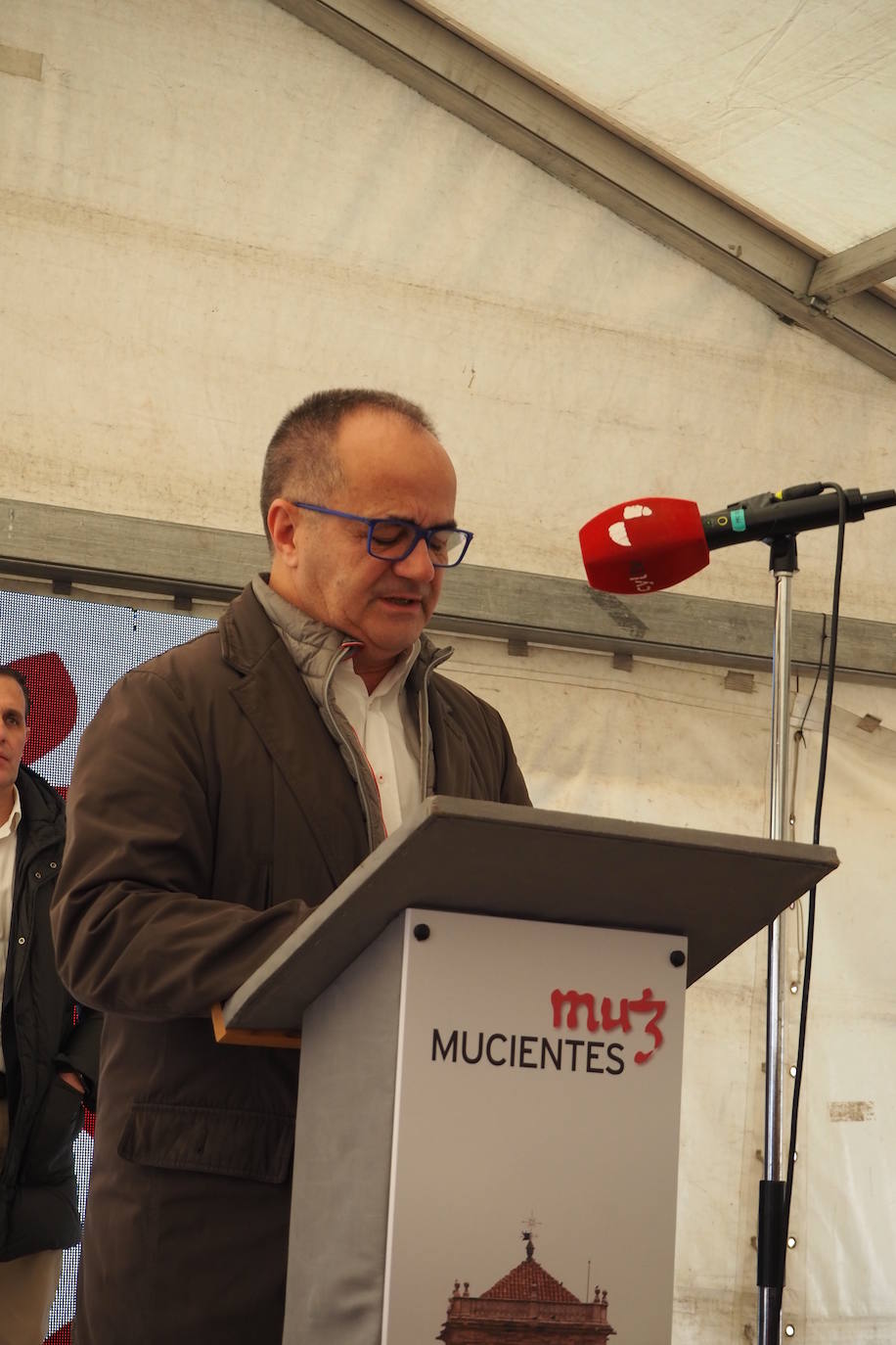 Subasta de la taza de plata, emblema de Mucientes, durante la Fiesta del Primer Vino 