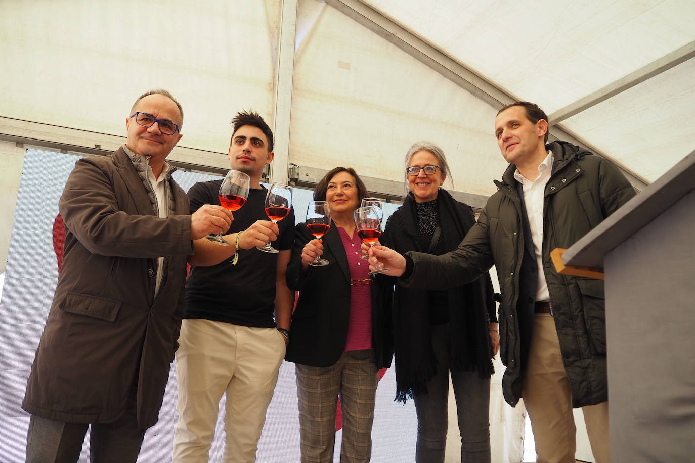 Subasta de la taza de plata, emblema de Mucientes, durante la Fiesta del Primer Vino 