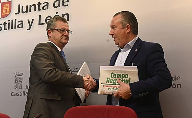 El consejero de Agricultura, Gerardo Dueñas, felicita a Donaciano Dujo, de Asaja (derecha). 