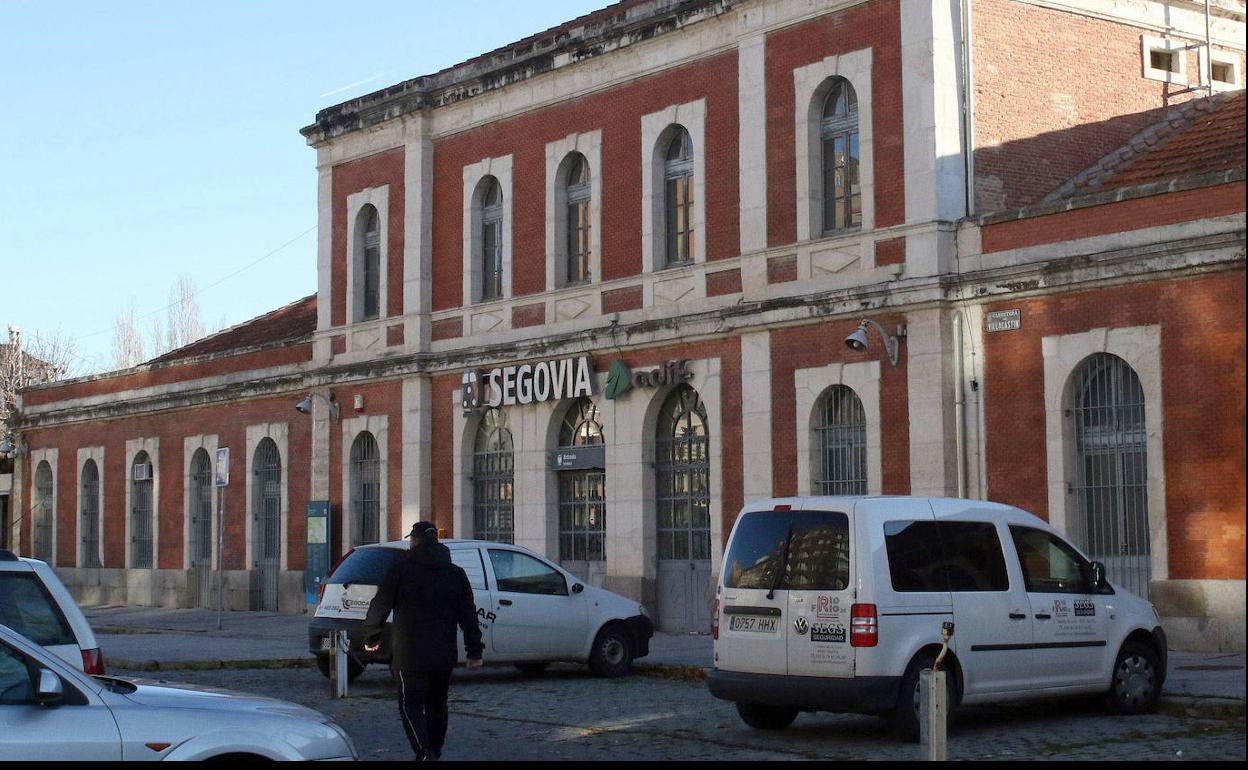 En esta pequeña entrada a la estación vieja de Renfe en Segovia se congregaron unos 800 jóvenes este sábado. 