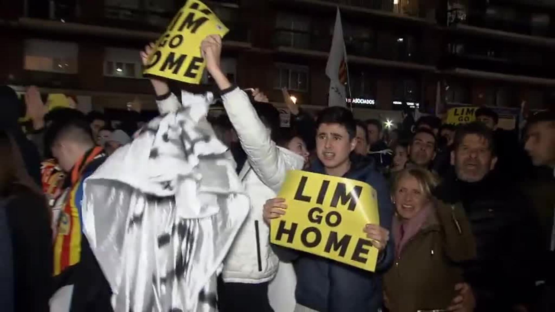 Miles de aficionados del Valencia piden a Peter Lim que se marche