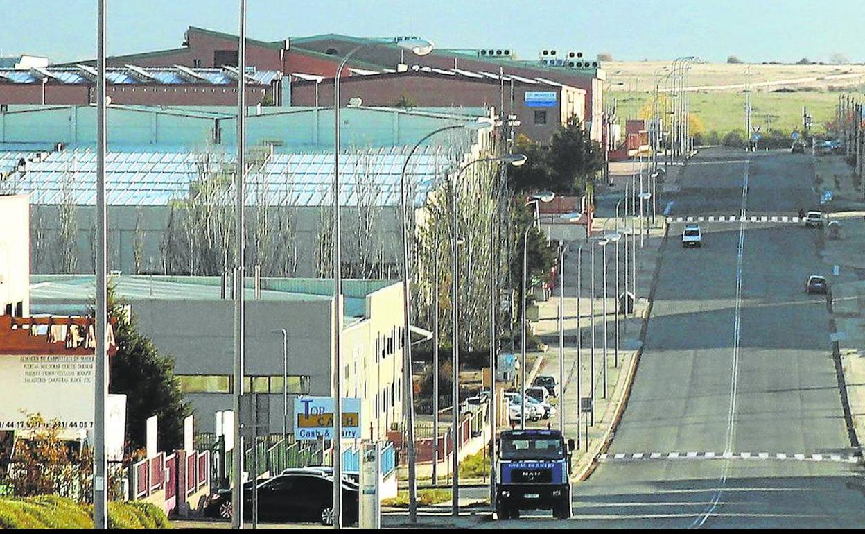 Naves en una calle en el polígono de Hontoria. 