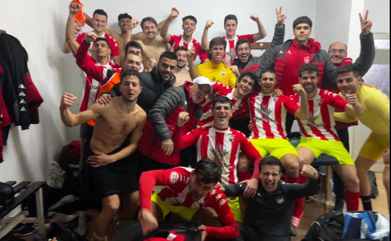 Los jugadores celebran eufóricos el triunfo en campo del Becerril. 