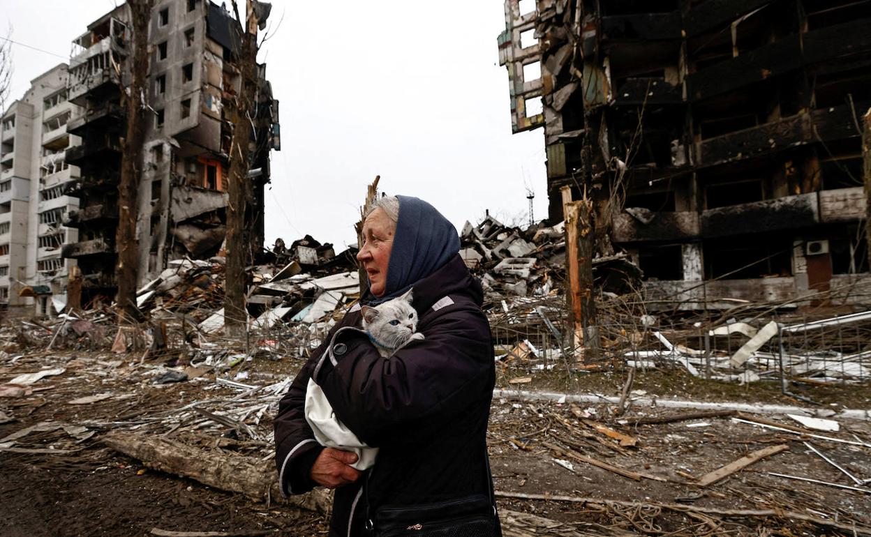 Una mujer y su gato entre las ruinas de edificios destruidos por los ataques rusos en Borodyanka (Ucrania). 