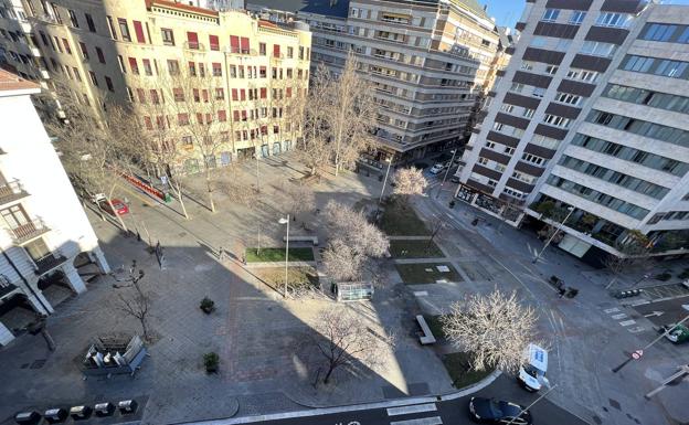 Vista desde las alturas de la plaza que muestra la planta del antiguo templo con adoquines rojos.