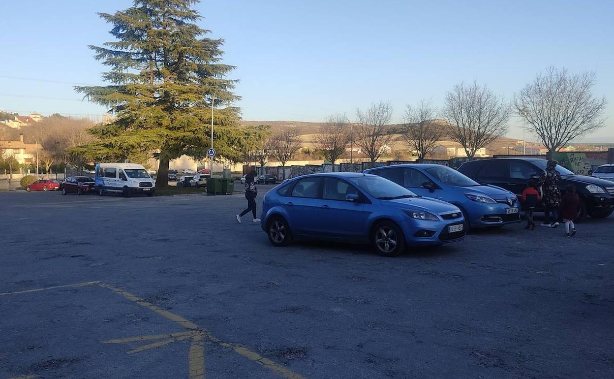 Vehículos estacionados en la zona deportiva. 