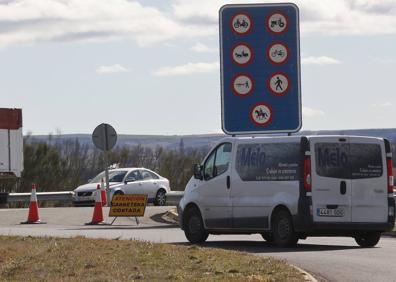 Imagen secundaria 1 - Un camión circula por la carretera nacional al paso de Piña de Campos. Abajo, indicaciones de carretera cortada en la rotonda de acceso a Frómista y un vecino en el bar del pueblo..