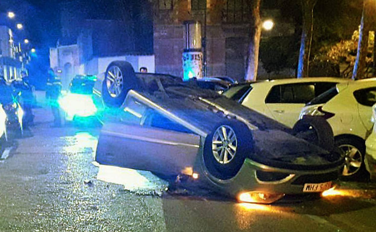 Coche siniestrado el sábado en la calle Espíritu Santo, cuyo conductor triplicó la tasa de alcoholemia. 