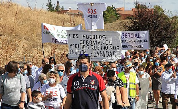 Imagen principal - Arriba, manifestación contra la reordenación de la sanidad en 2021; abajo izquierda, protesta de los dueños de los gimnasios, y a la derecha, marcha de la hostelería para pedir ayudas en la pandemia. 