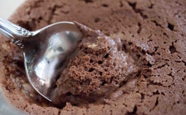 Mousse de chocolate con cerezas y frutos secos