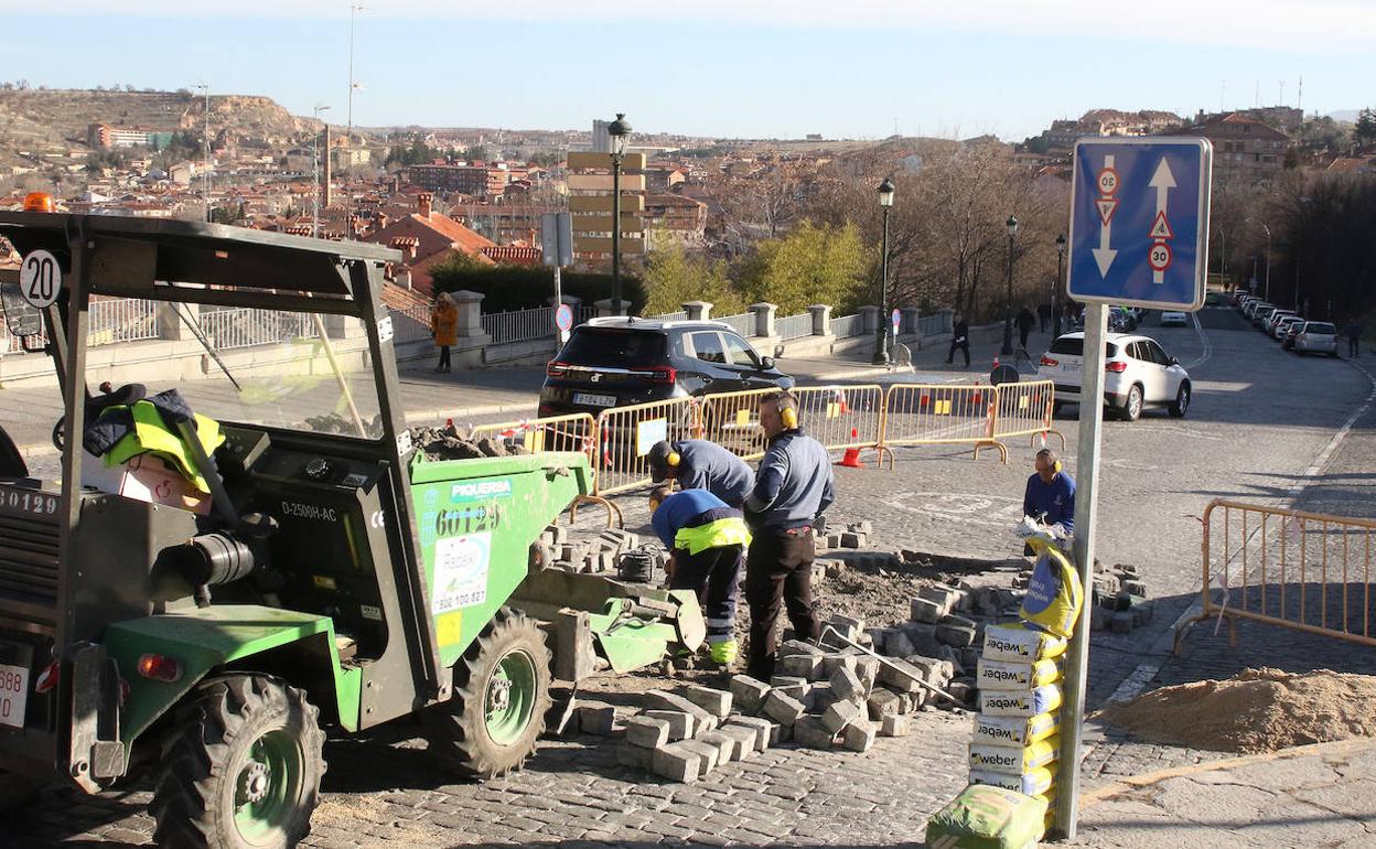 Obras de pavimentación en Vía Roma. 
