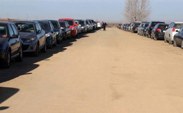 Filas de vehículos aparcados este lunes en el camino que va a la ermita de Juarrillos. 