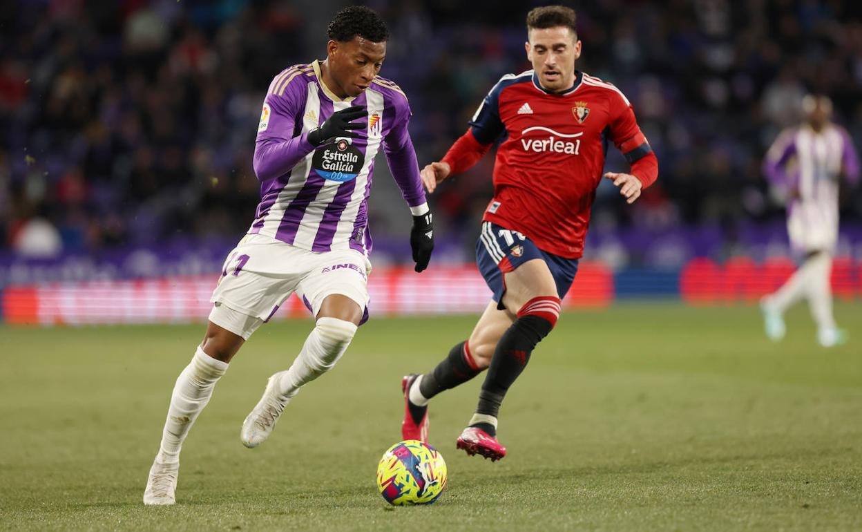Gonzalo Plata se deshace del defensor del Osasuna.