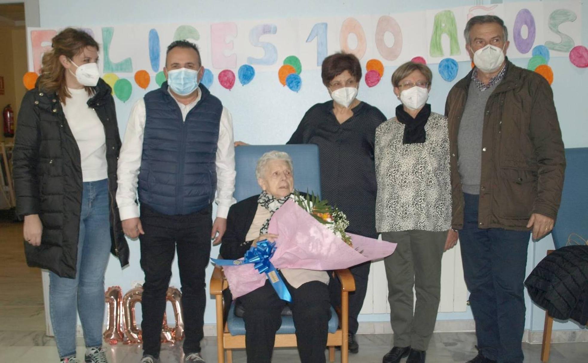 Dionisia Muñoz, junto a familiares, el alcalde y una concejala.