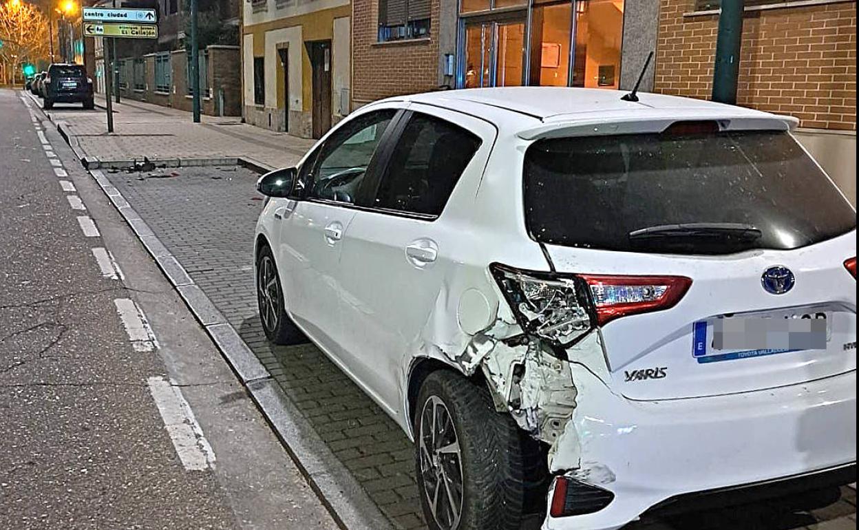 El turismo golpeado por el conductor que huyó del lugar en el Camino Viejo de Simancas. 