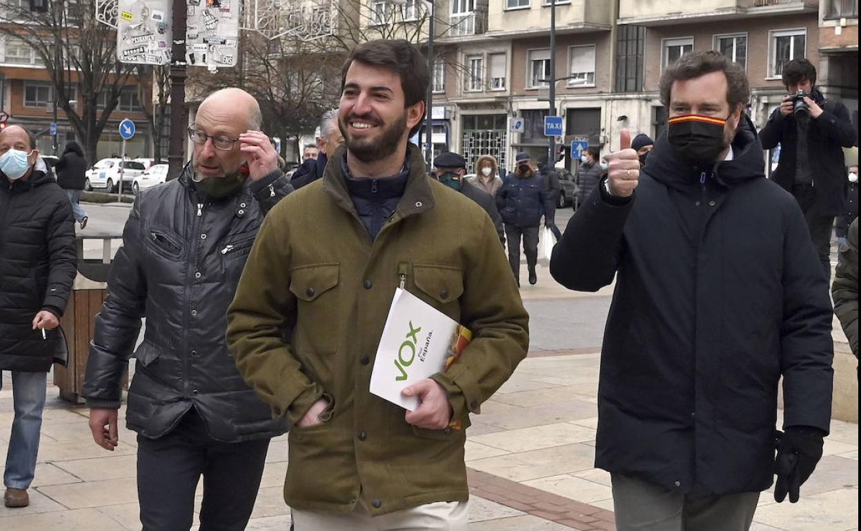 Juan García-Gallardo, junto a Iván Espinosa de los Monteros, en un acto de campaña. 