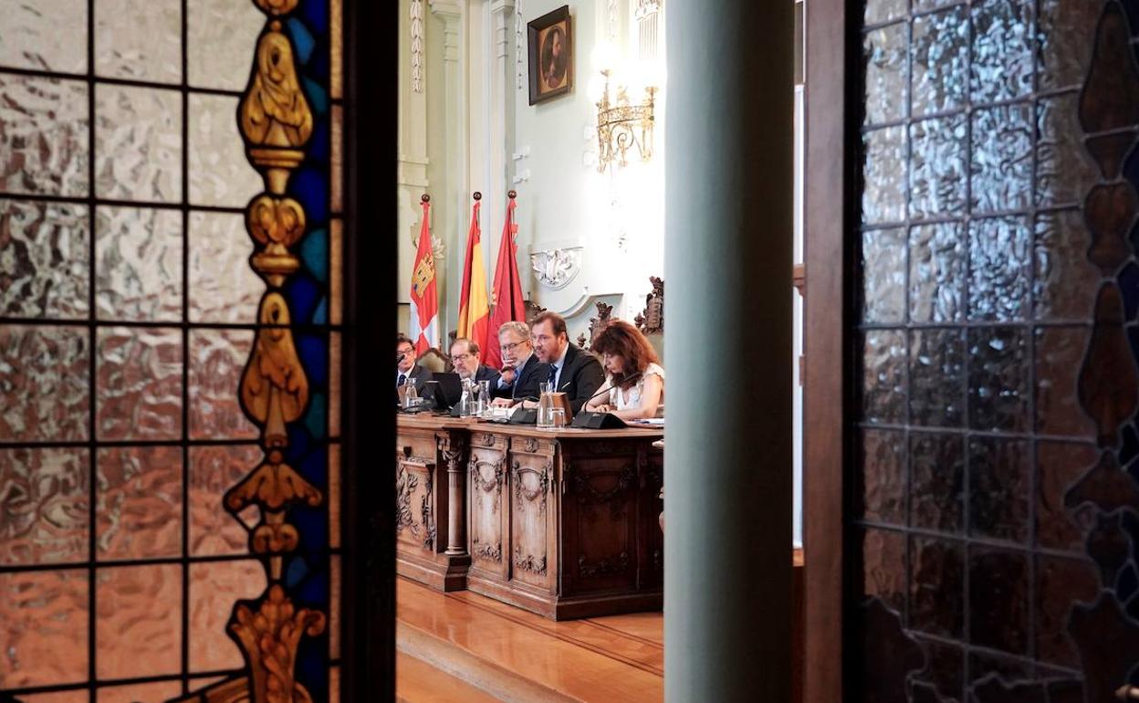 Óscar Puente, en el centro, durante uno de los últimos plenos municipales. 