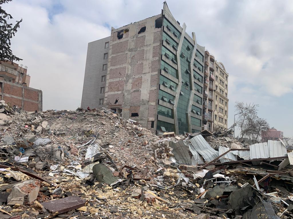 Estado de uno de los edificios que aún se mantiene en pie en la zona donde trabajaron los bomberos.