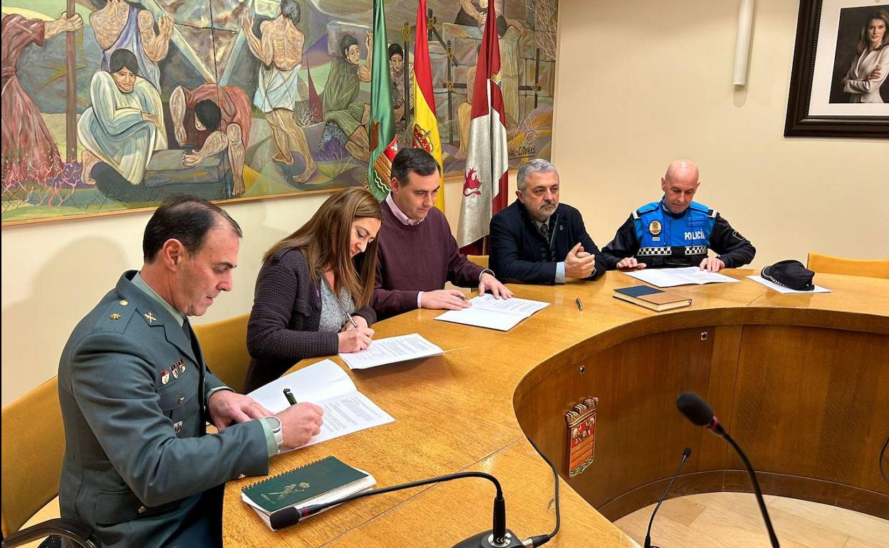 Firma del convenio de adhesión al Sistema Viogén de Briviesca, este miércoles.