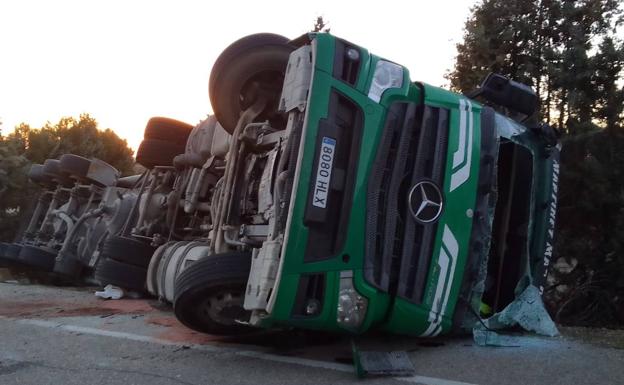 Atrapado al volcar el camión que conducía en Villamuriel