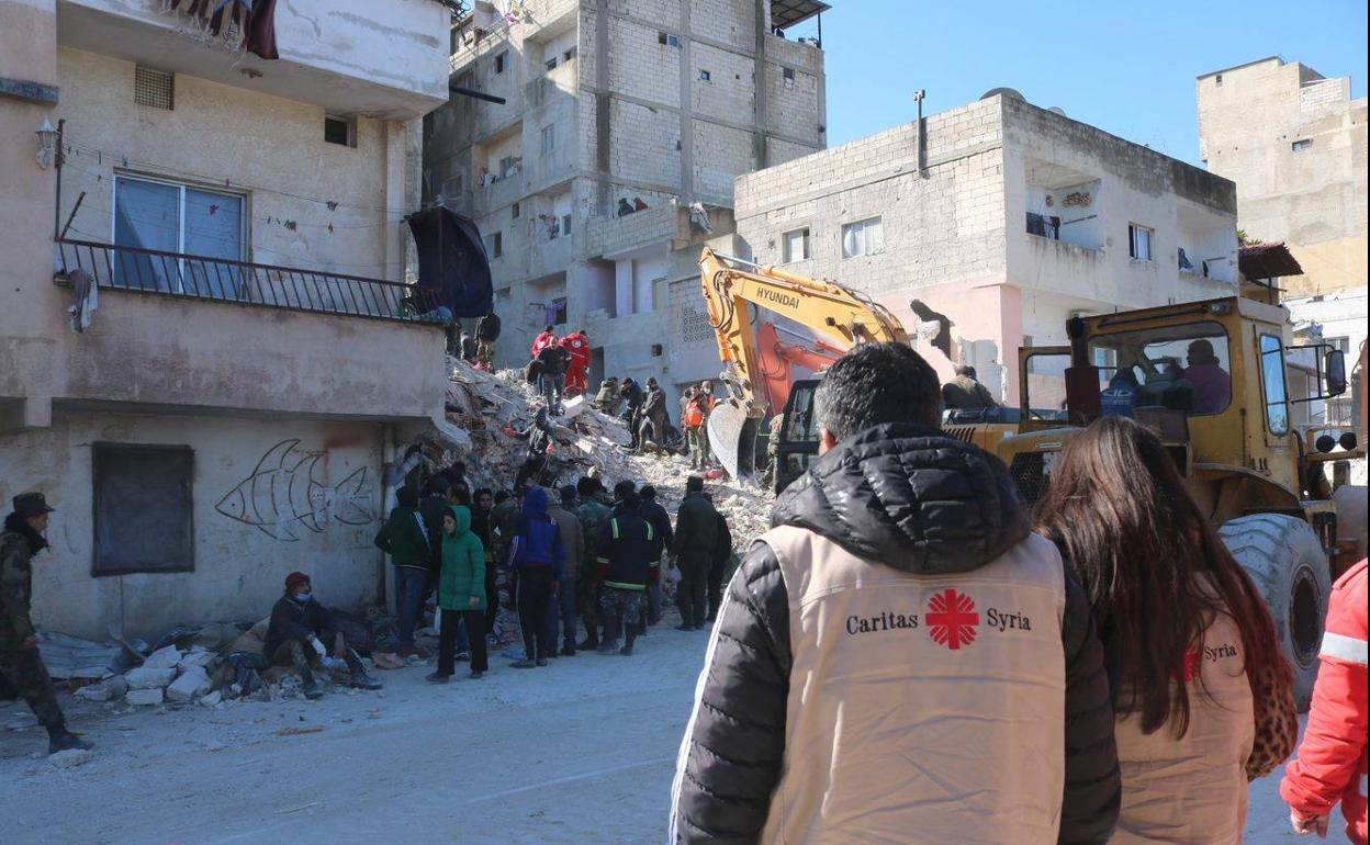 Voluntarios de Cáritas Syria, en uno de los lugares afectados. 