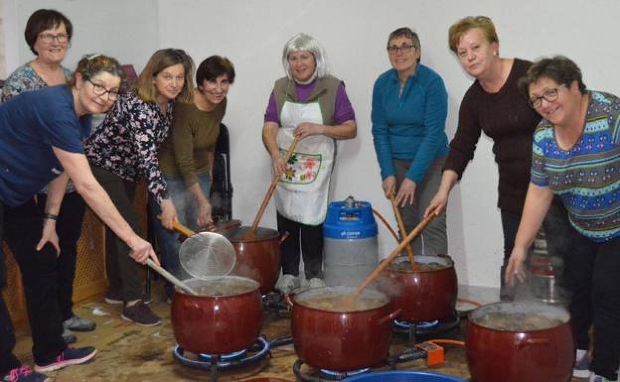 Mujeres de Fuenterrebollo preparan la comida popular. 