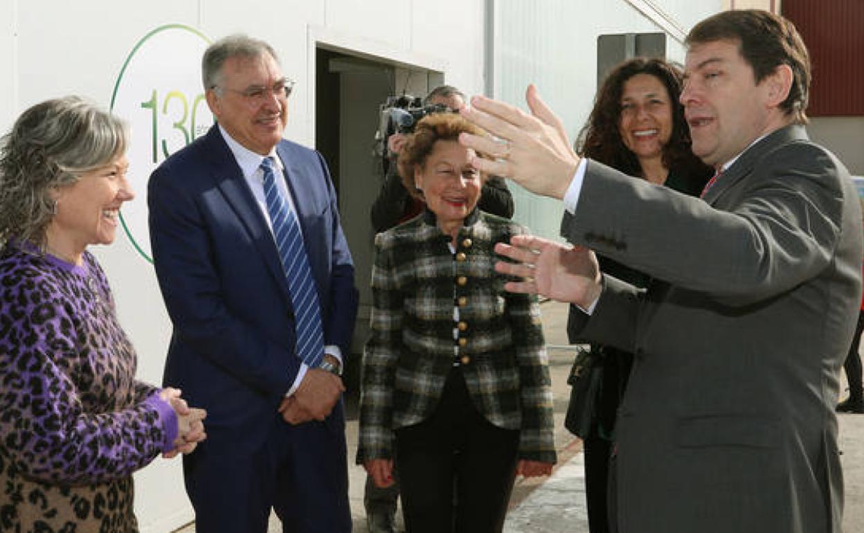 El presidente de la Junta saluda a la presidenta de honor de Gullón, Teresa Rodríguez, en pesencia de la presidenta Lourdes Gullón, en el acto del 130 aniversario de la fábrica.