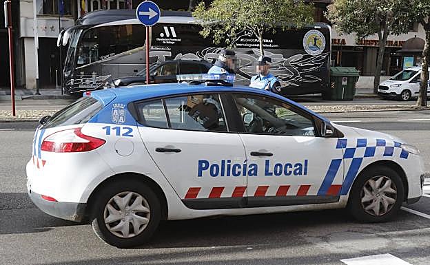 Entrega a la Policía Local de Palencia un sobre con 291 euros que se encontró en la calle