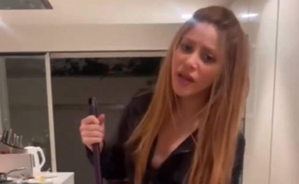 Shakira fregona en mano, entona sus nuevas estrofas. 
