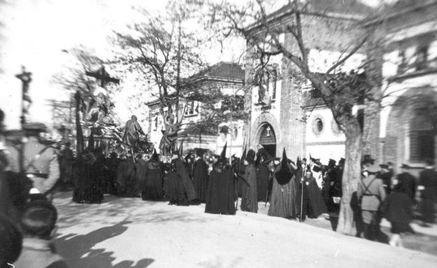 Imagen principal - Arriba, 18 de abril de 1957, procesión de Jueves Santo, delante de la cárcel de Madre de Dios, día en el que se indultaba a un preso. Archivo Municipal. Abajo a la izquierda, el poeta y compositor Luis Eduardo Aute actuando en el Centro Penitenciario en octubre de 2002, en el marco de la SEMINCI. Abajo a la derecha, Garrote vil conservado en la Audiencia Provincial de Valladolid.