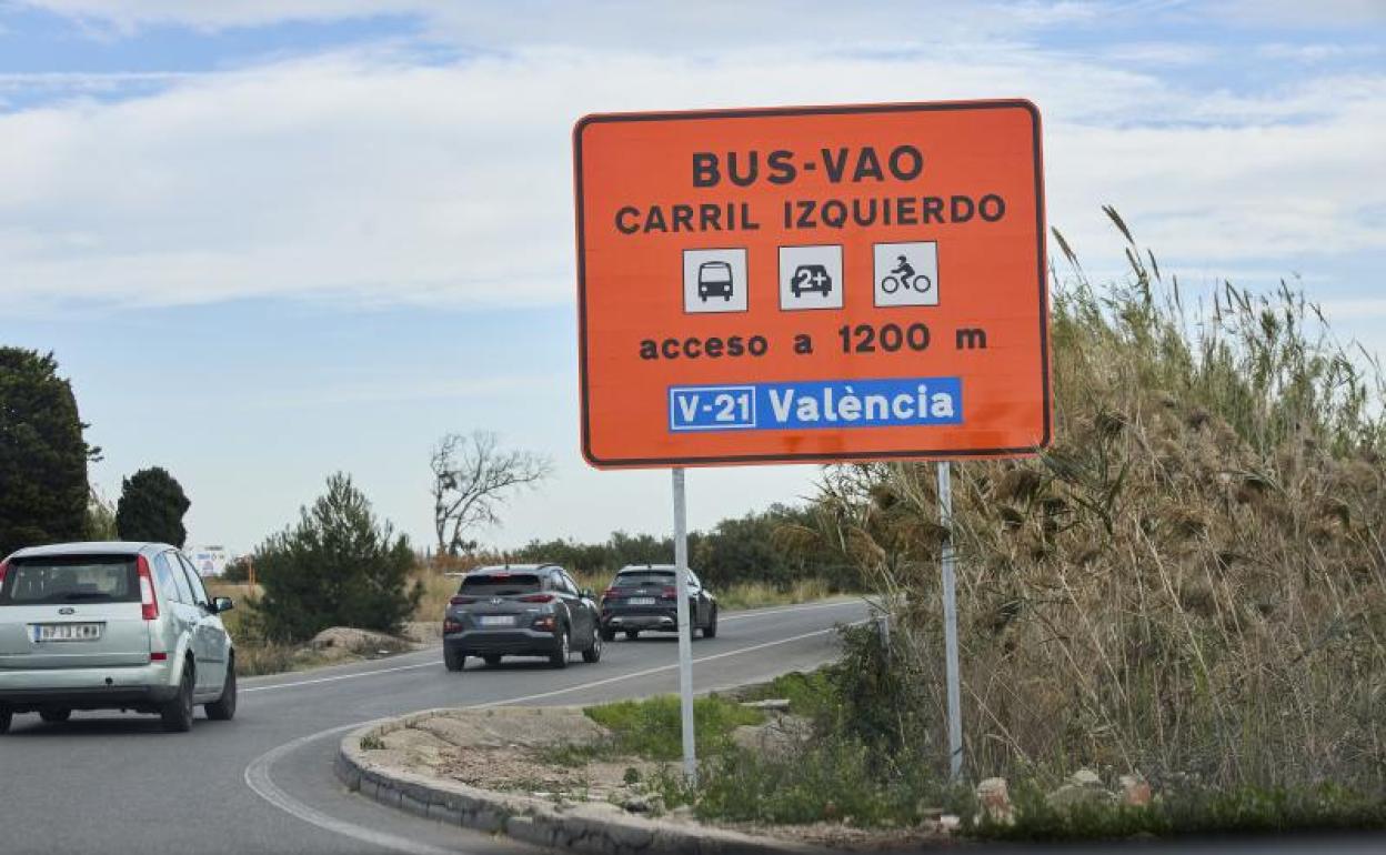 Señal de un carril de alta ocupación. 