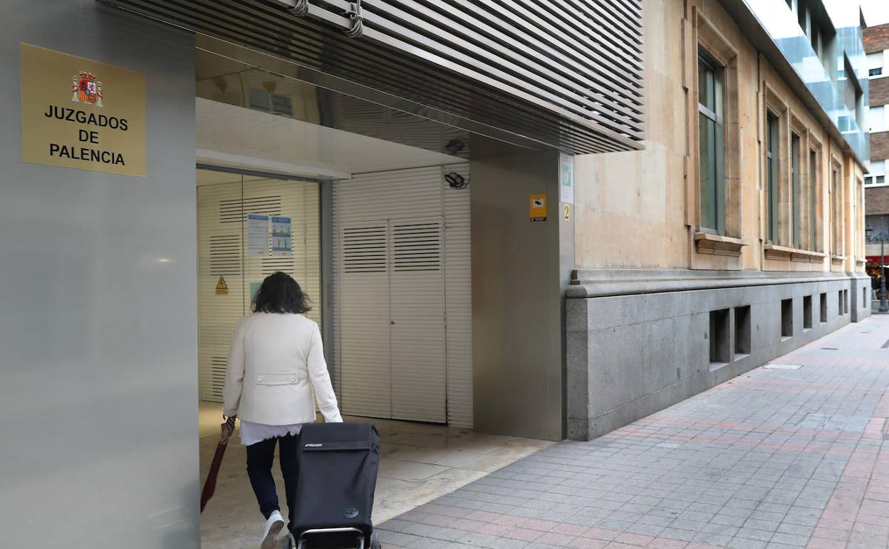 Entrada al edificio de los juzgados, que alberga el Juzgado de lo Penal. 