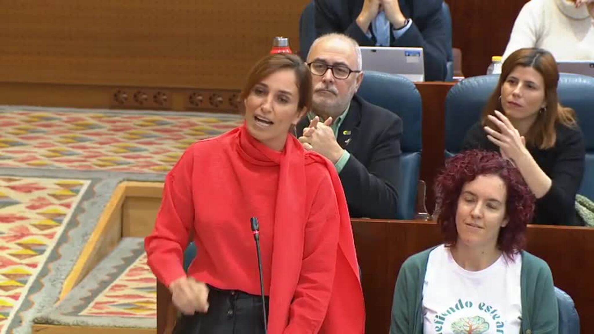 Ayuso carga contra las pancartas en los centros de salud y defiende que hay que prohibirlo: "Es asqueroso y hay que acabar con ello"