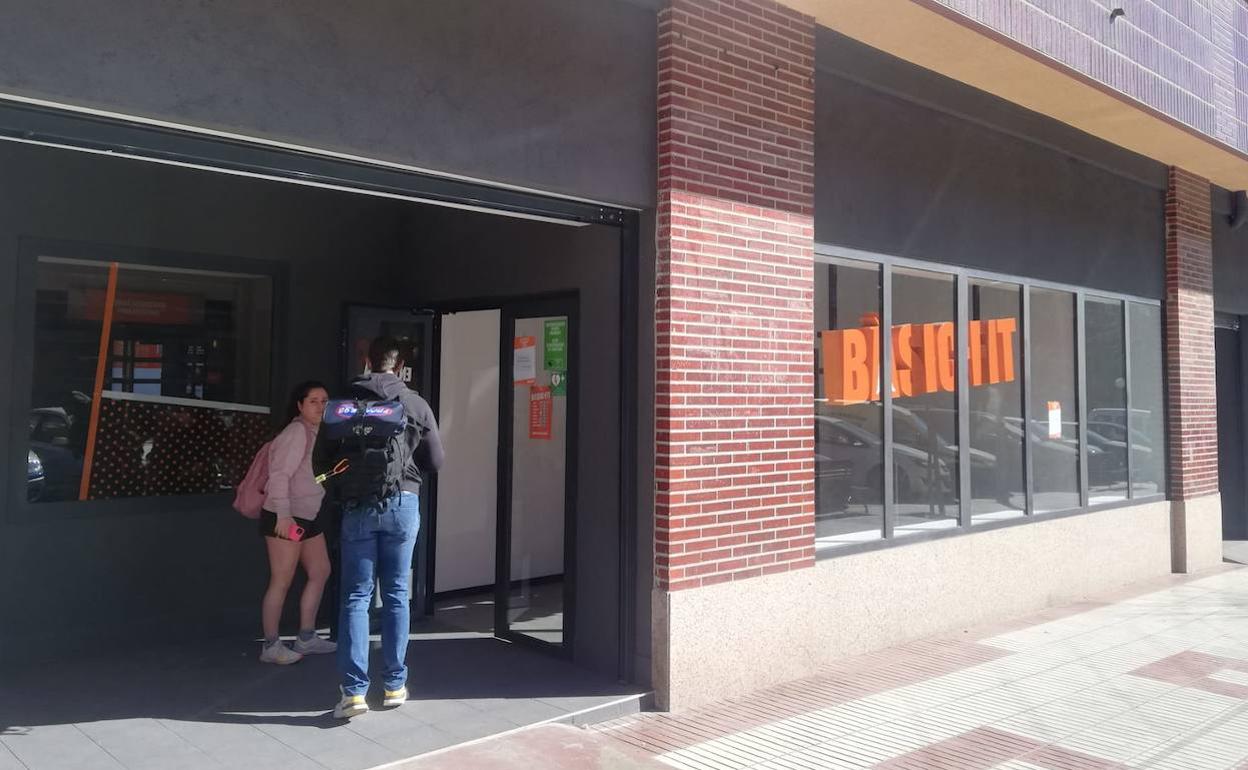 Entrada al gimnasio, que ha abierto este viernes sus instalaciones.