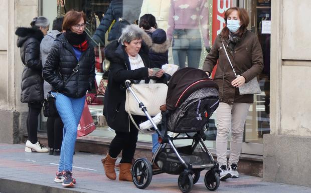 El pequeño comercio pide gastar el cheque bebé en sus tiendas: «Lo estamos pasando mal»