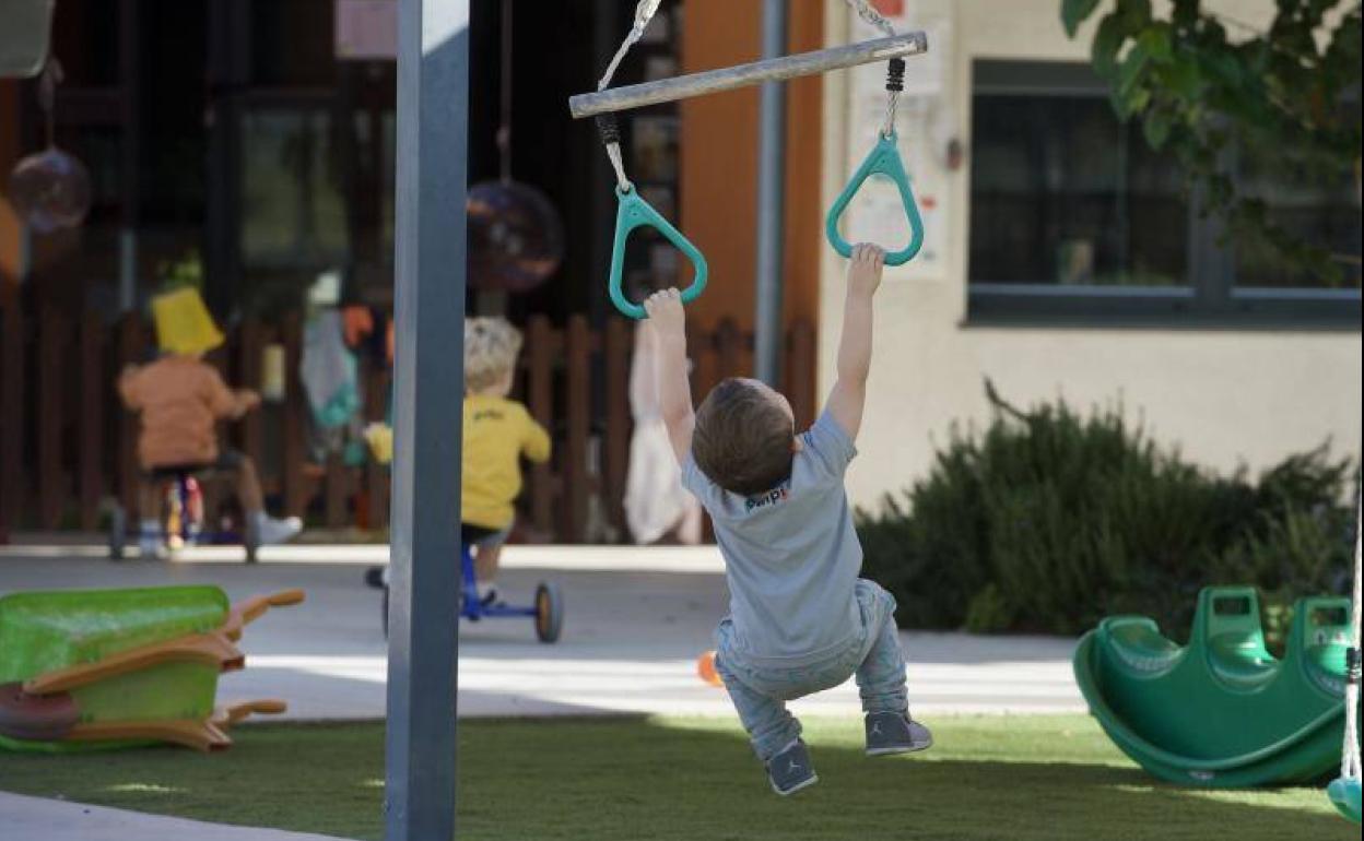 Un niño juega en la guardería, en una foto de archivo.