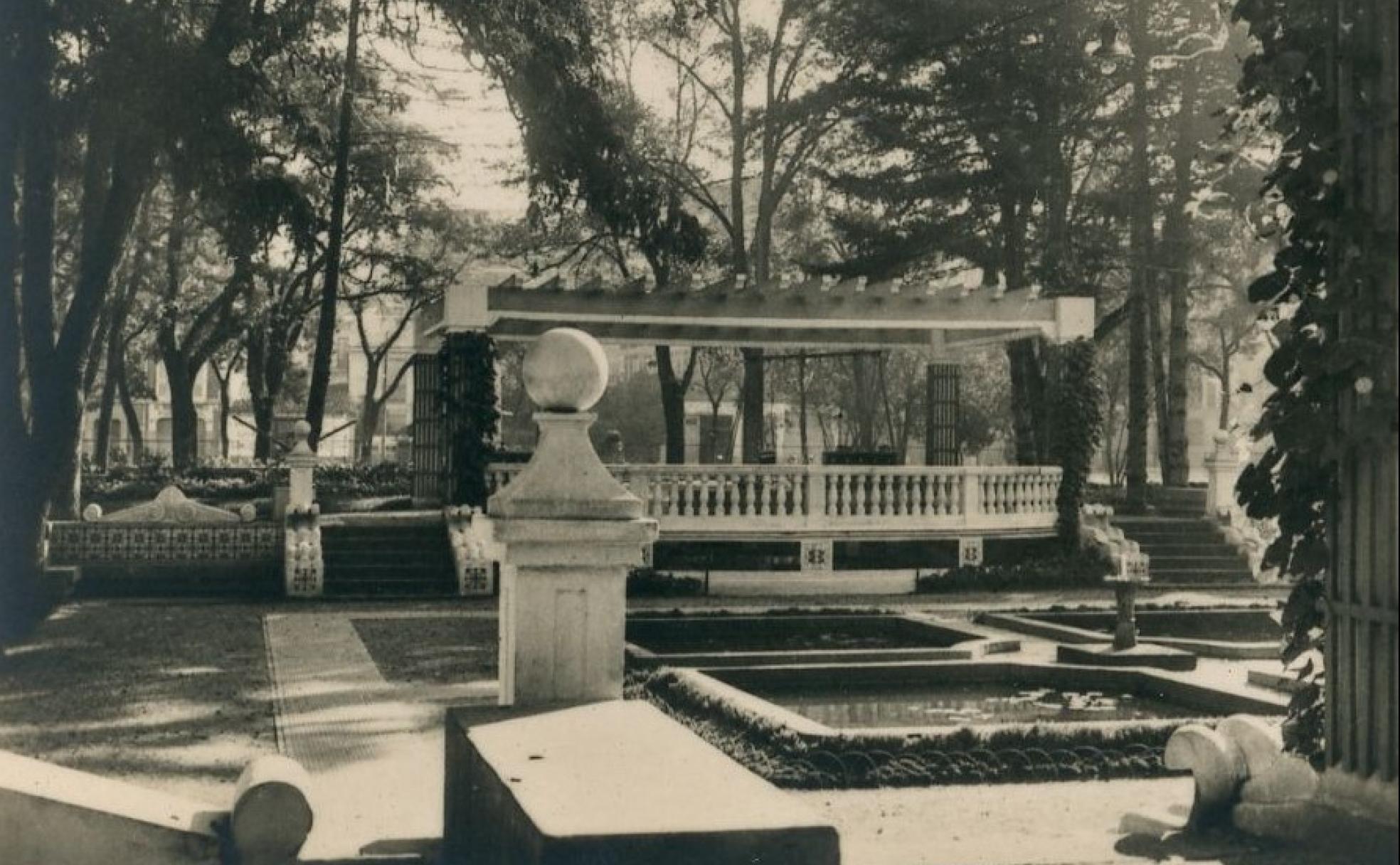 Remodelación de la Plaza de Poniente en los años treinta. 