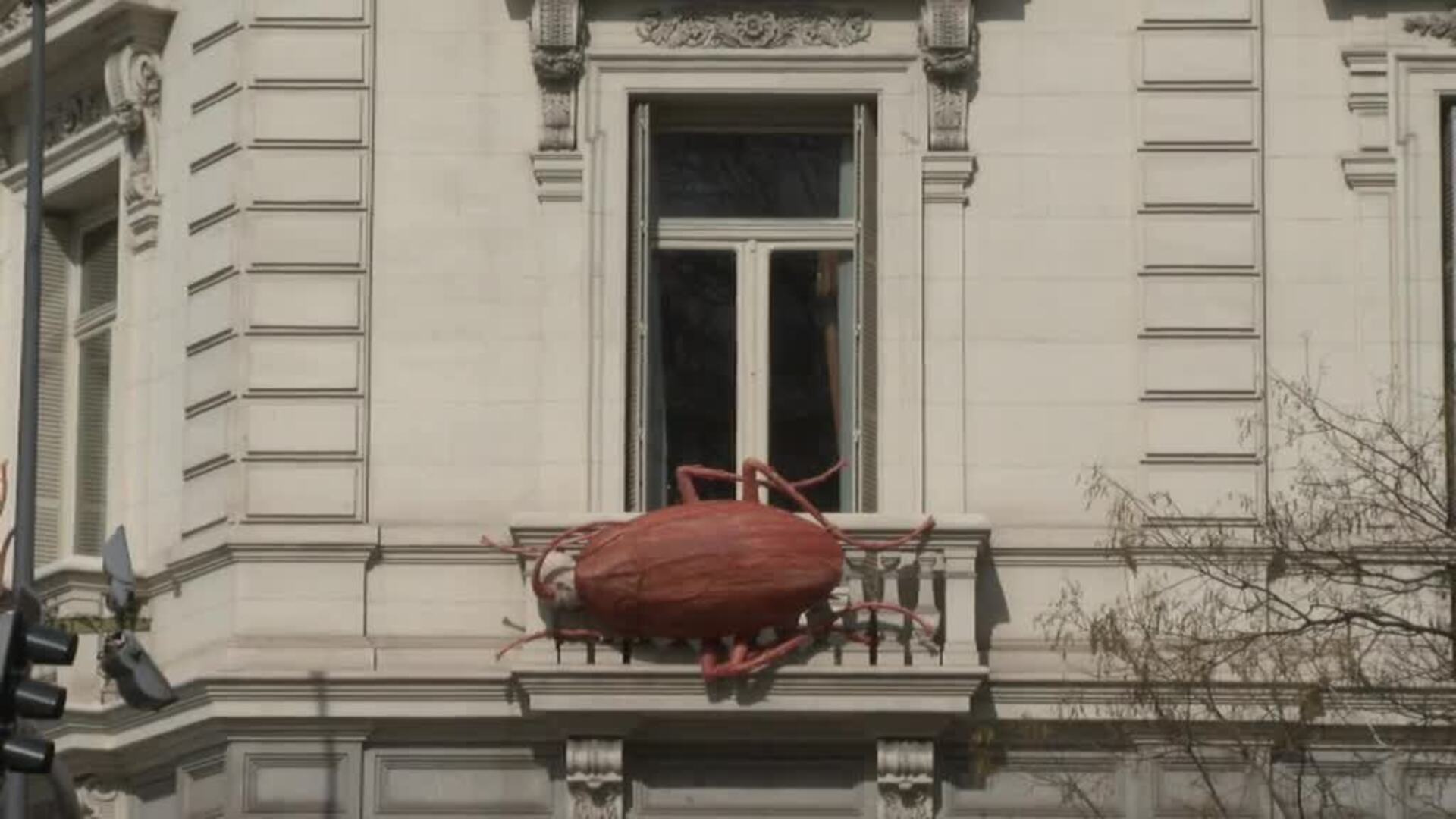 Seis gigantescas cucarachas toman el Palacio de Linares en Madrid