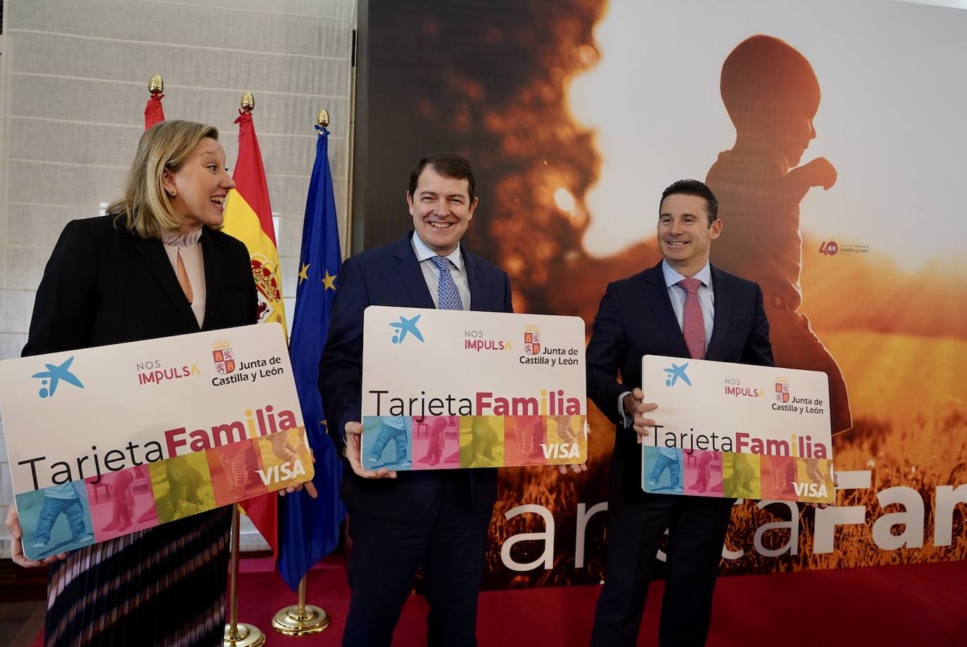 Alfonso Fernández Mañueco, junto a Isabel Blanco, consejera de Familia, durante la presentación del bono nacimiento. 