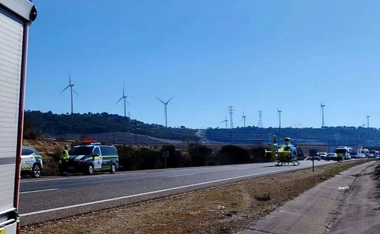 El helicóptero, en la autovía, cerca del coche accidentado. 