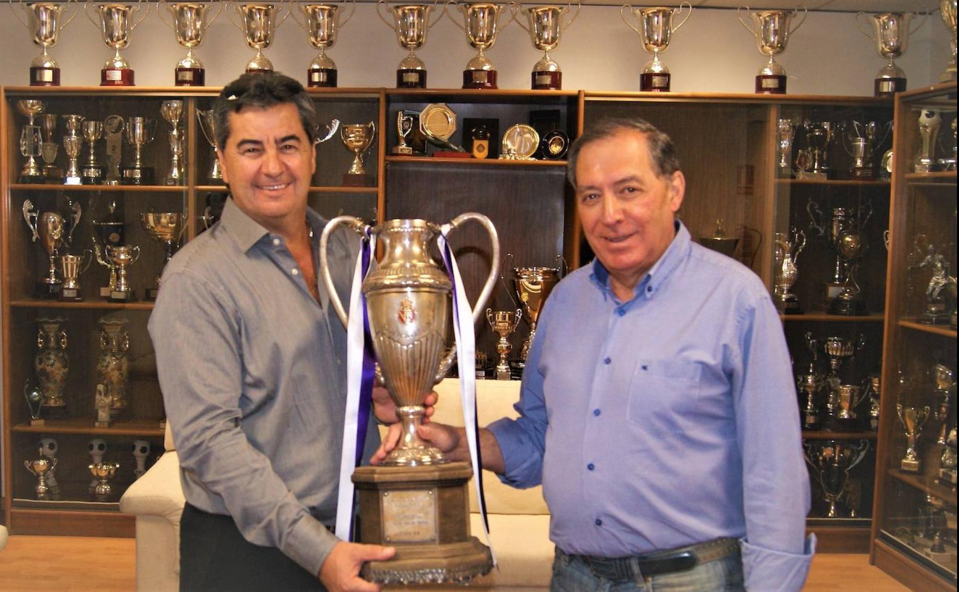 Jorge Da Silva junto a José Miguel Ortega, mostrando con orgullo la Copa de la Liga que él ganó hace 40 años. La foto está hecha en la sala de trofeos del Real Valladolid, con motivo de la última visita del 'Polilla' a la capital del Pisuerga. 