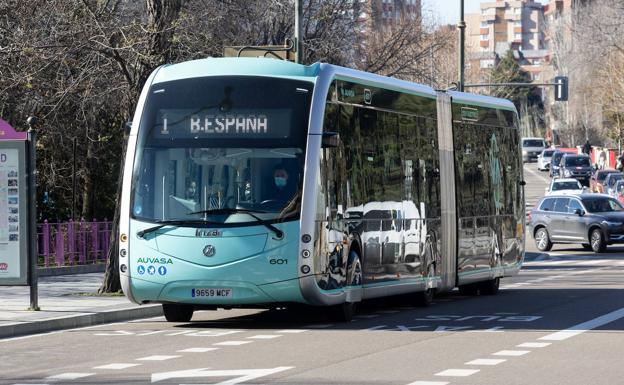 Heridos tres pasajeros de un autobús urbano al caer por un frenazo de emergencia