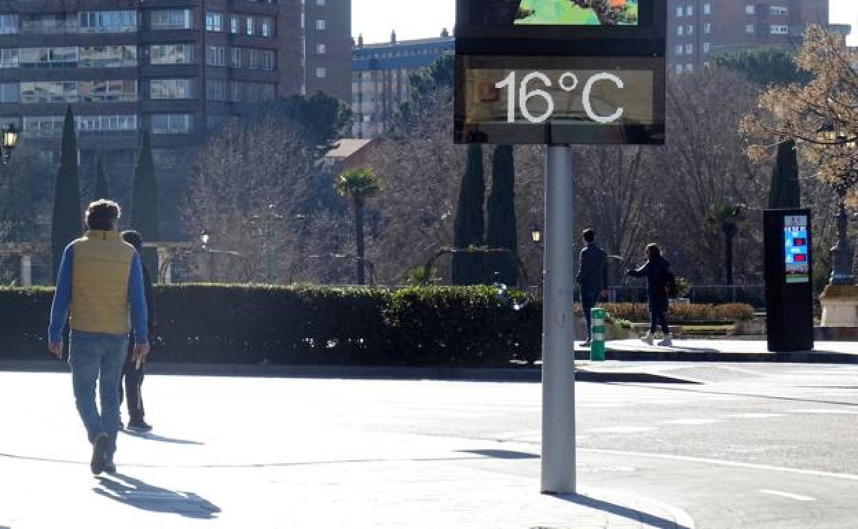 El termómetro marca 16 grados en la plaza de Poniente a media tarde de este jueves. 