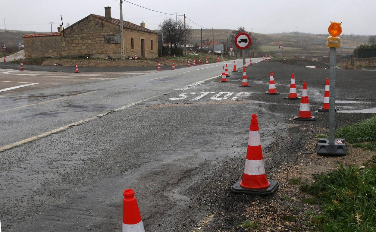 Cruce de San Pedro Abanto donde se pavimentará una nueva rotonda.