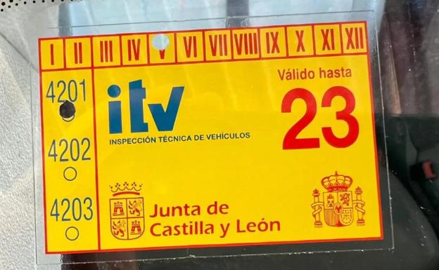 ¿Te pueden multar por llevar varias pegatinas de la ITV en el coche?