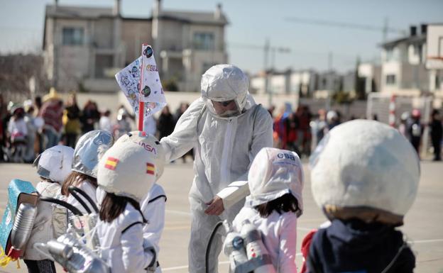 Numerosos astronautas conquistaron el patio del CEIP El Peral 