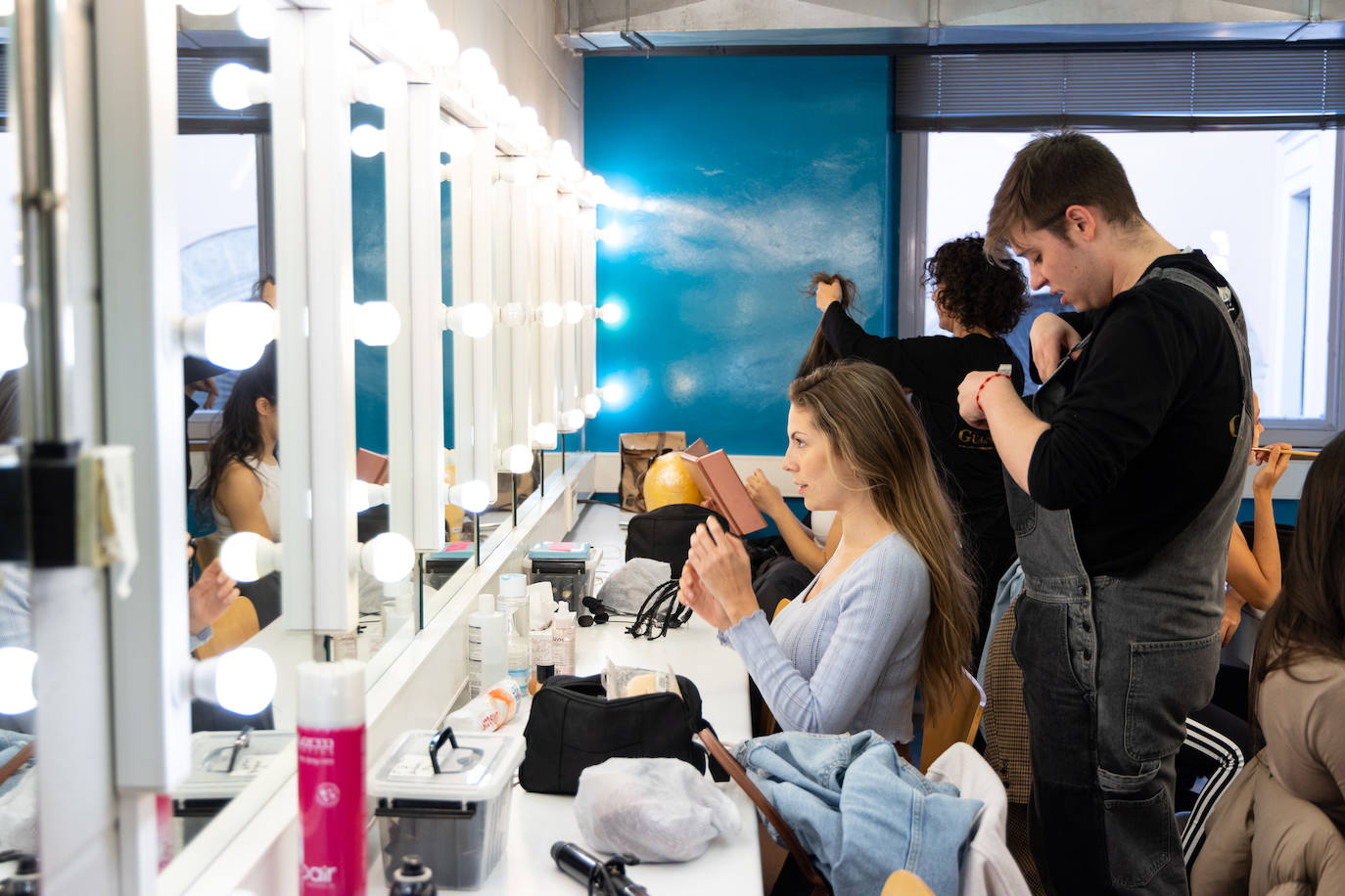 Maquillaje y peluquería en uno de los camerinos del Calderón. 