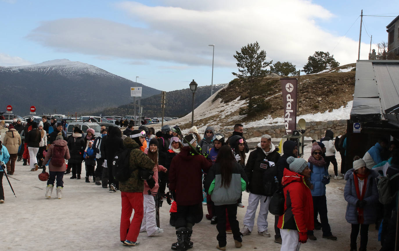 Gran afluencia de esquiadores a la estación de Navacerrada. 