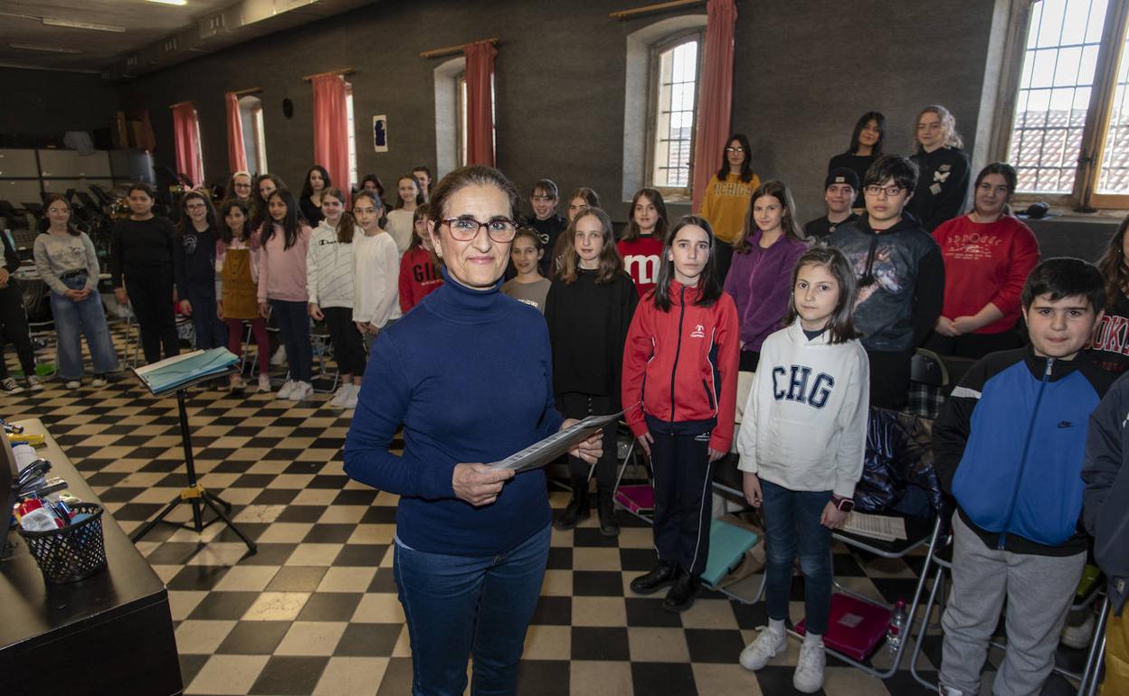 Marisa Martín Antón al frente de la Escolanía de Segovia, en el ensayo de este sábado. 